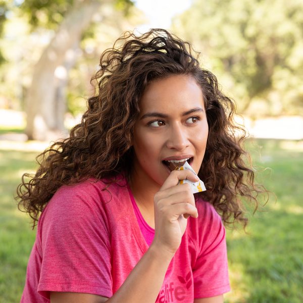 li-woman-eating-bar Σοκολατένιες Μπάρες Πρωτεΐνης - Image 4